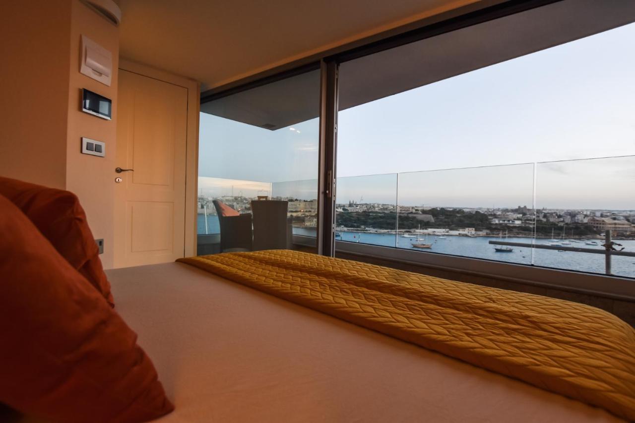 Unique Seafront Triplex Penthouse With Panoramic Bedroom & Rooftop Jacuzzi Overlooking Valletta Sliema Exterior photo