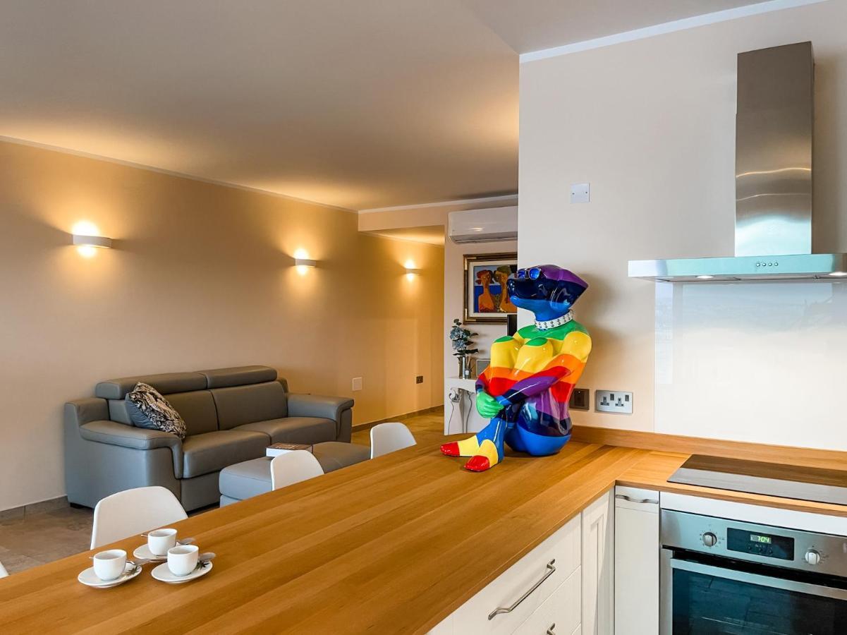 Unique Seafront Triplex Penthouse With Panoramic Bedroom & Rooftop Jacuzzi Overlooking Valletta Sliema Exterior photo