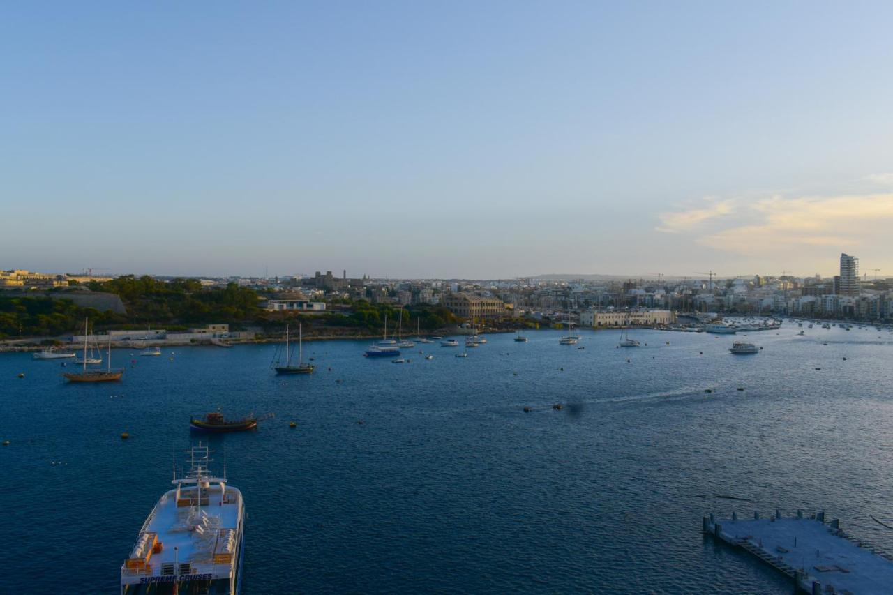 Unique Seafront Triplex Penthouse With Panoramic Bedroom & Rooftop Jacuzzi Overlooking Valletta Sliema Exterior photo