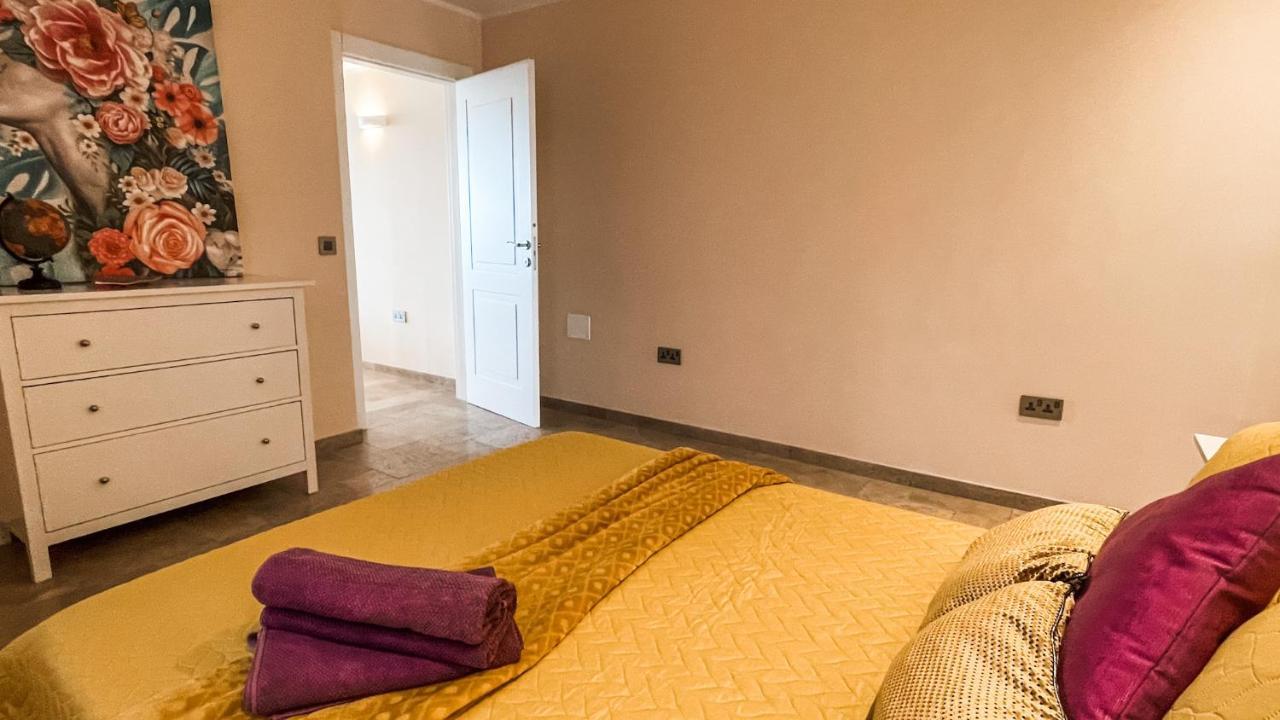 Unique Seafront Triplex Penthouse With Panoramic Bedroom & Rooftop Jacuzzi Overlooking Valletta Sliema Exterior photo
