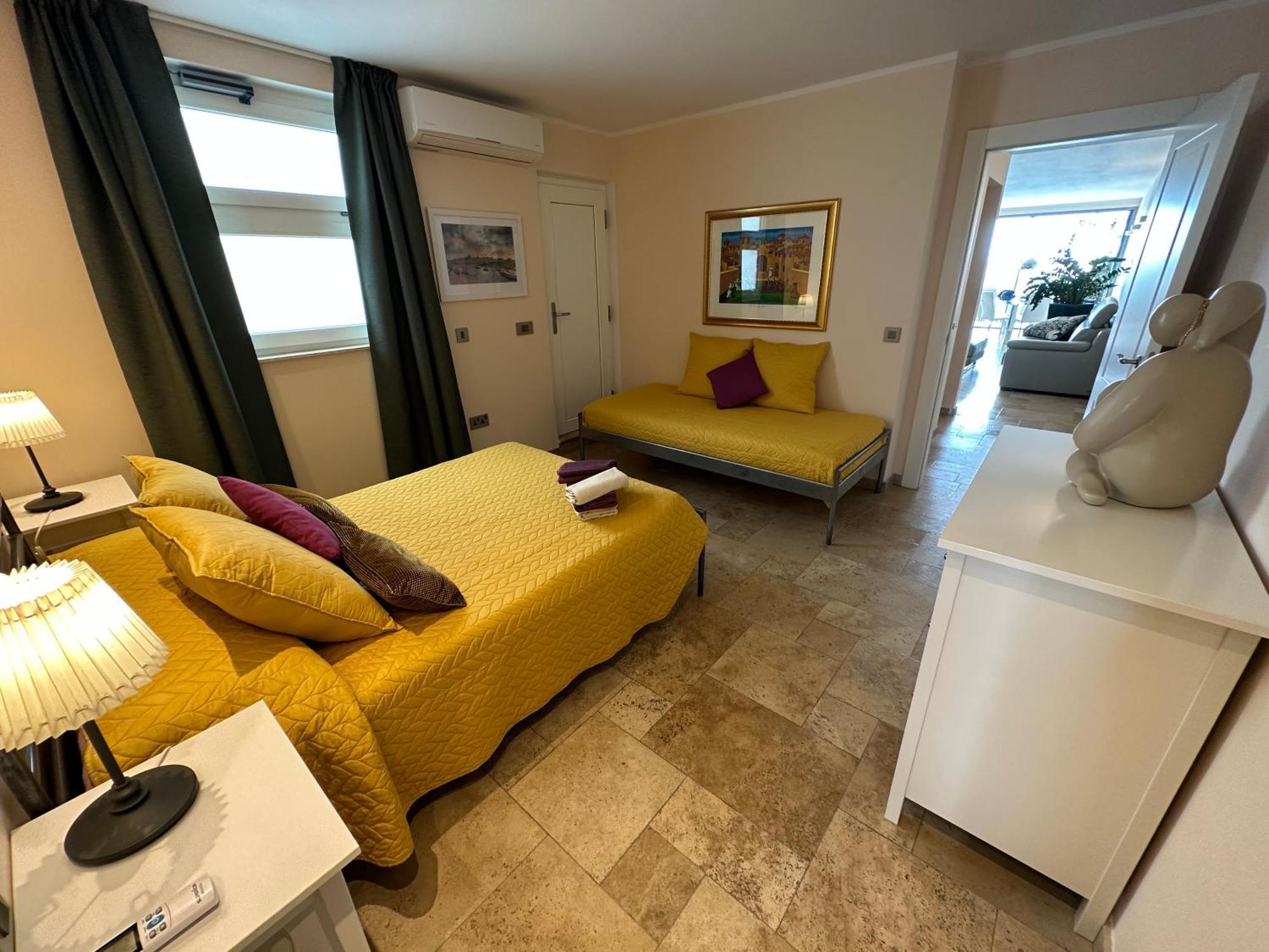 Unique Seafront Triplex Penthouse With Panoramic Bedroom & Rooftop Jacuzzi Overlooking Valletta Sliema Exterior photo