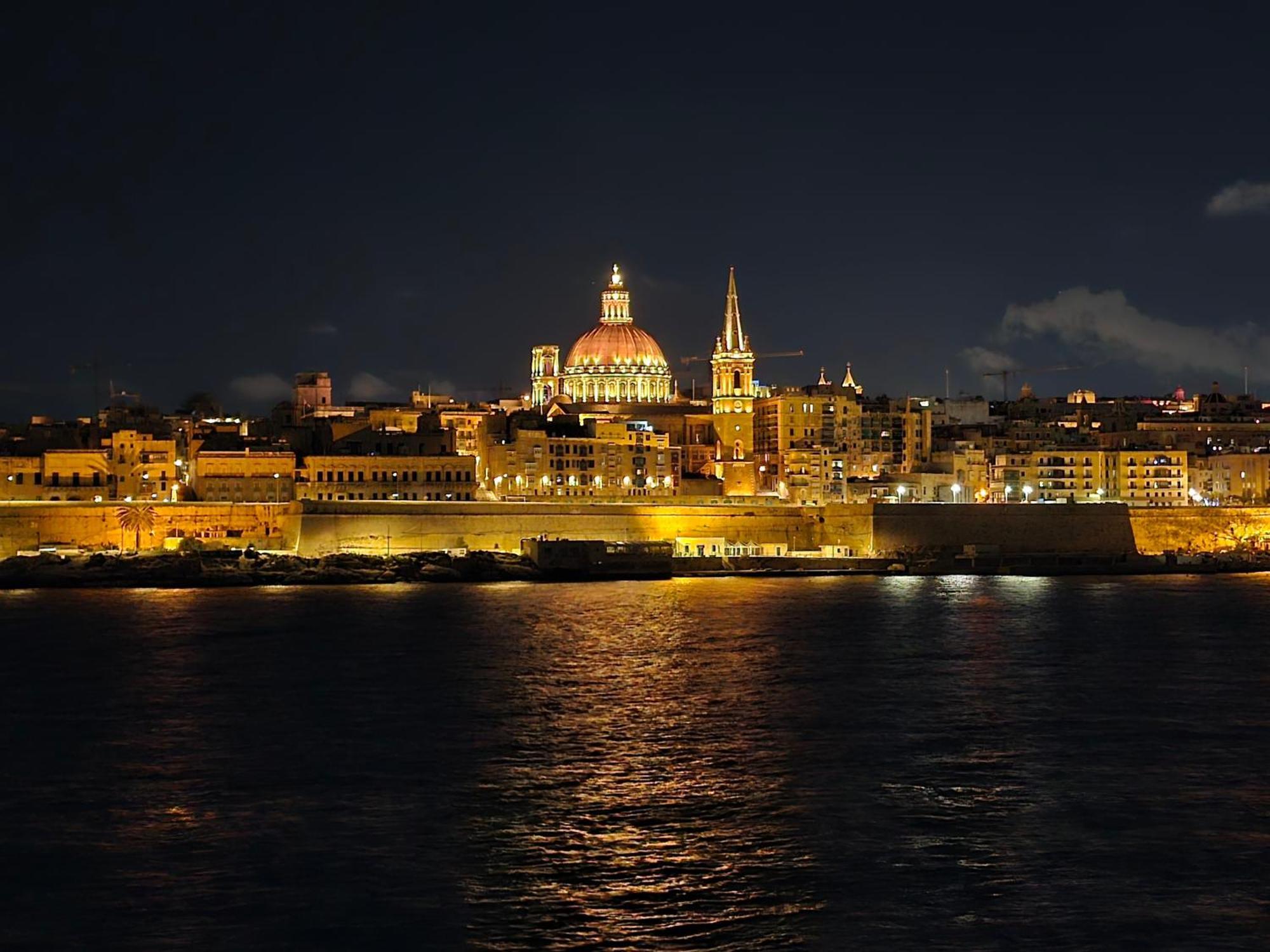 Unique Seafront Triplex Penthouse With Panoramic Bedroom & Rooftop Jacuzzi Overlooking Valletta Sliema Exterior photo