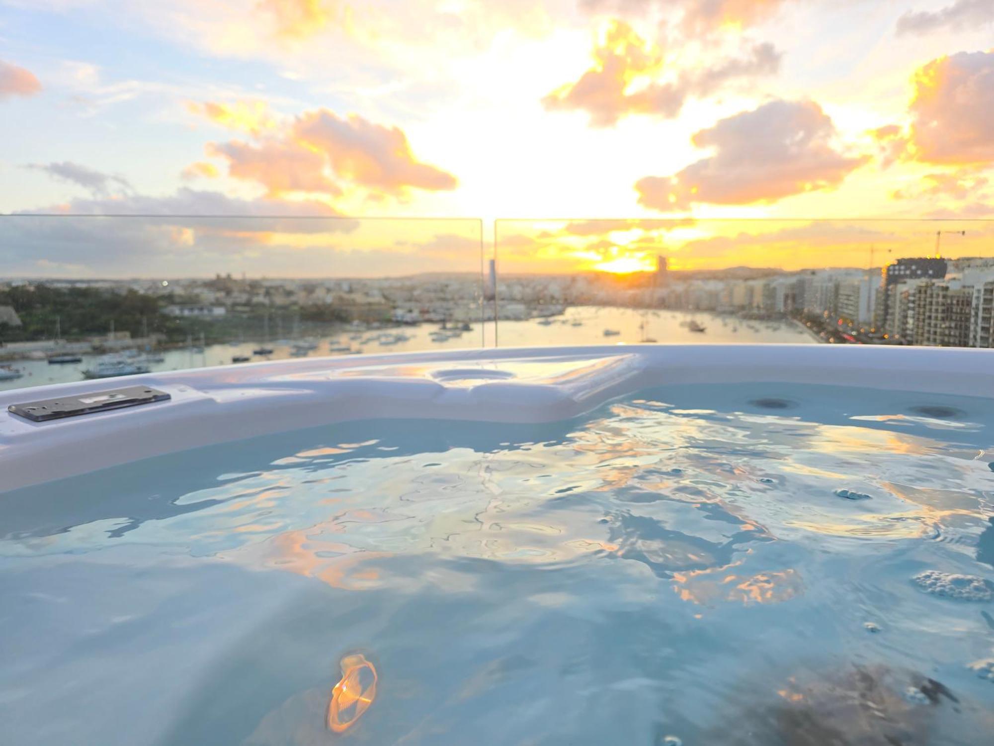 Unique Seafront Triplex Penthouse With Panoramic Bedroom & Rooftop Jacuzzi Overlooking Valletta Sliema Exterior photo