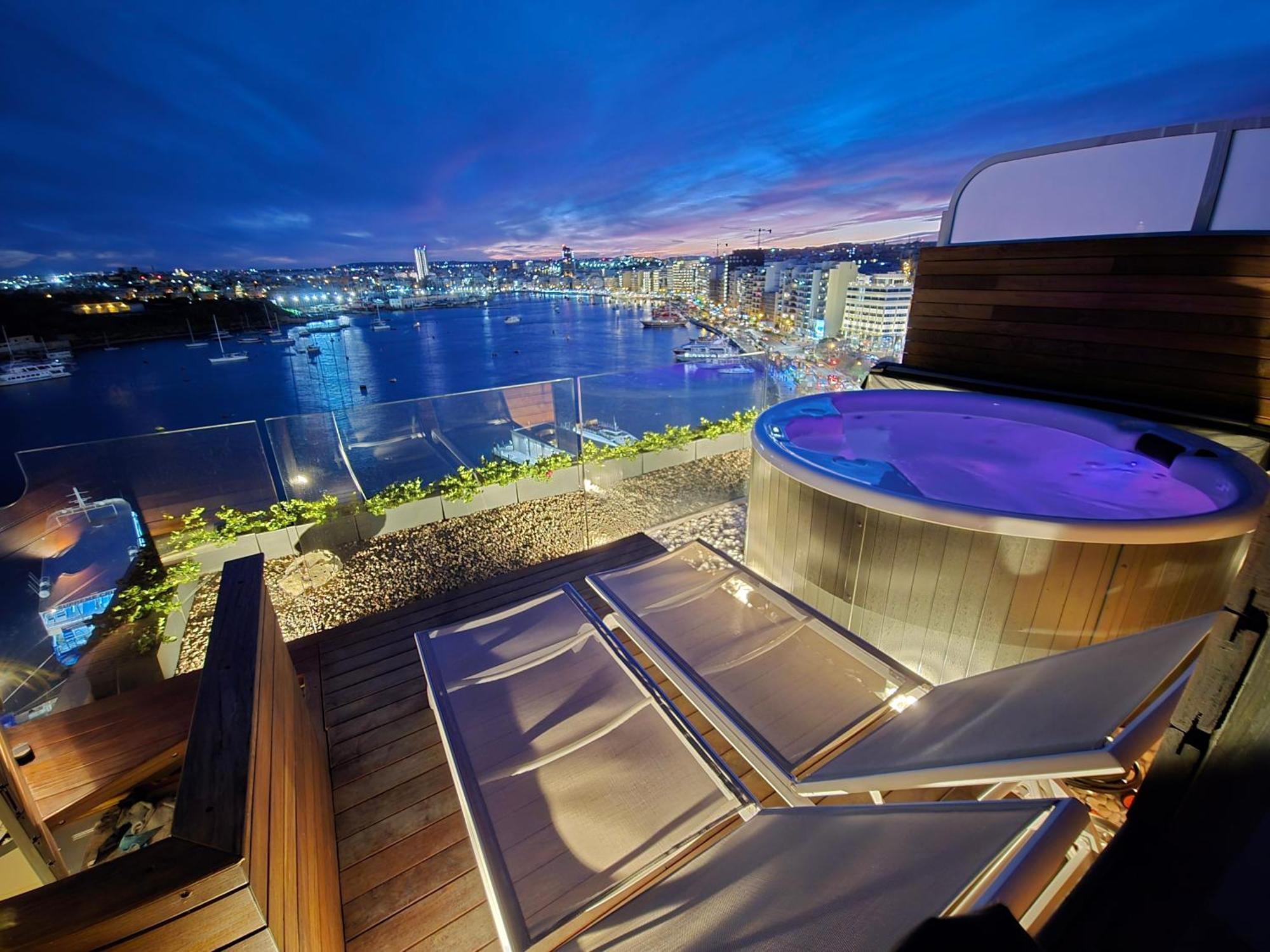 Unique Seafront Triplex Penthouse With Panoramic Bedroom & Rooftop Jacuzzi Overlooking Valletta Sliema Exterior photo