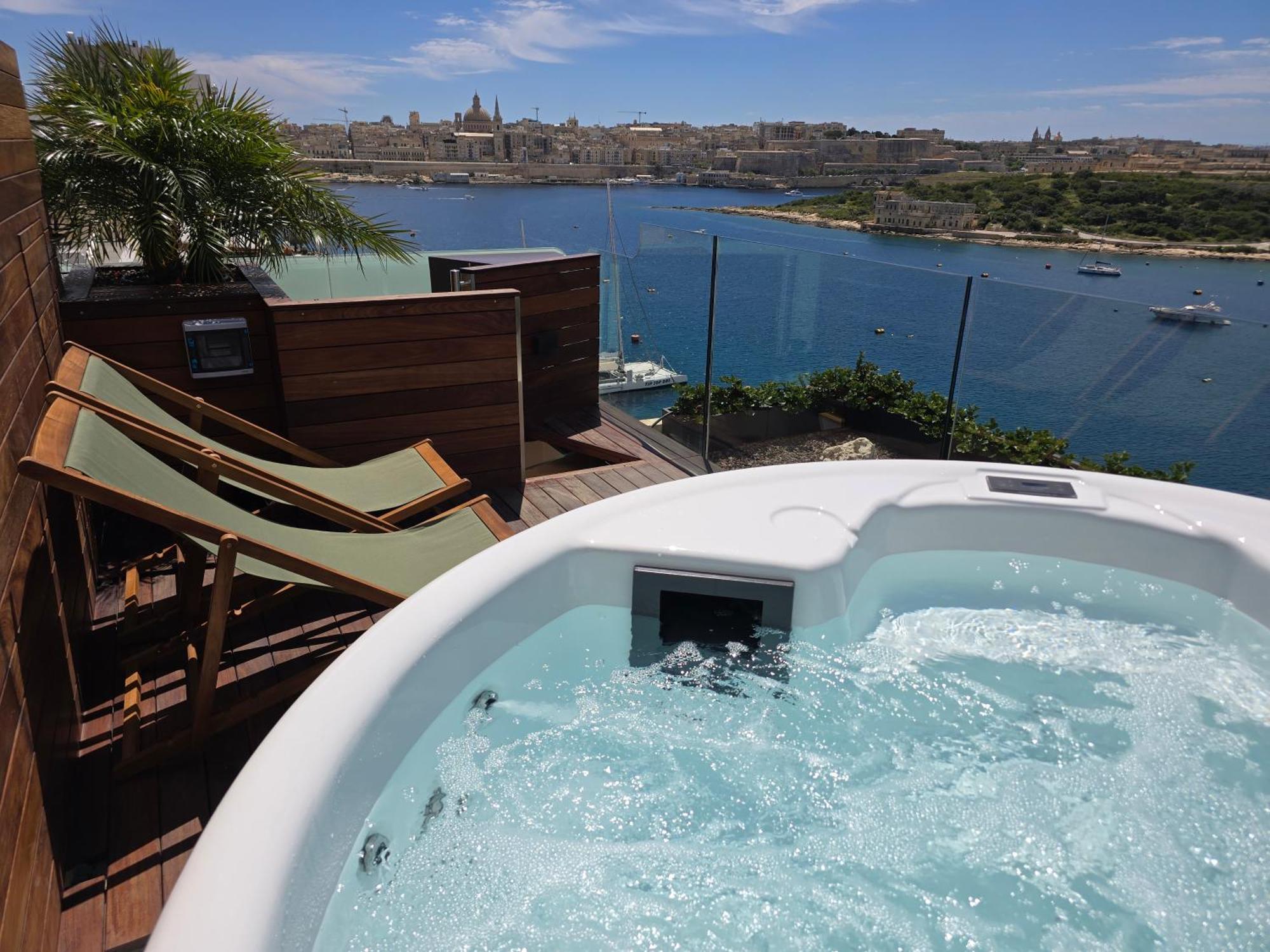Unique Seafront Triplex Penthouse With Panoramic Bedroom & Rooftop Jacuzzi Overlooking Valletta Sliema Exterior photo