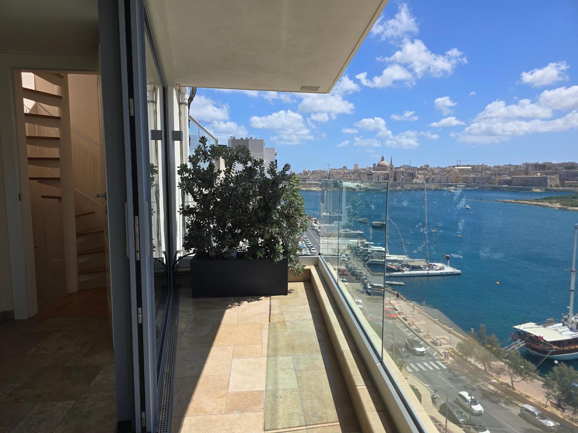 Unique Seafront Triplex Penthouse With Panoramic Bedroom & Rooftop Jacuzzi Overlooking Valletta Sliema Exterior photo